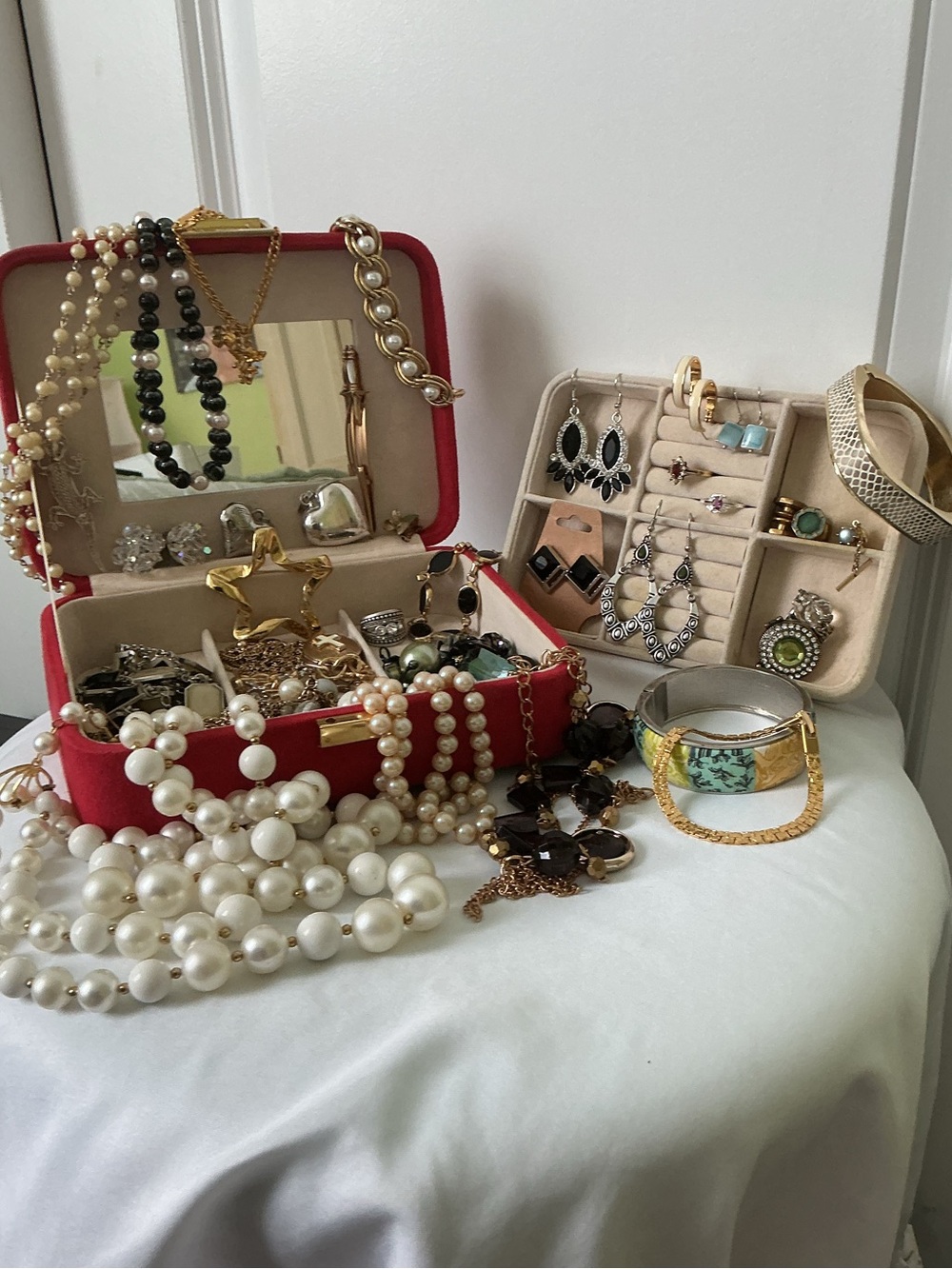 VINTAGE JEWELRY 35-Piece  BUNDLE SELLABLE & WEARABLE - Picture 2 of 12